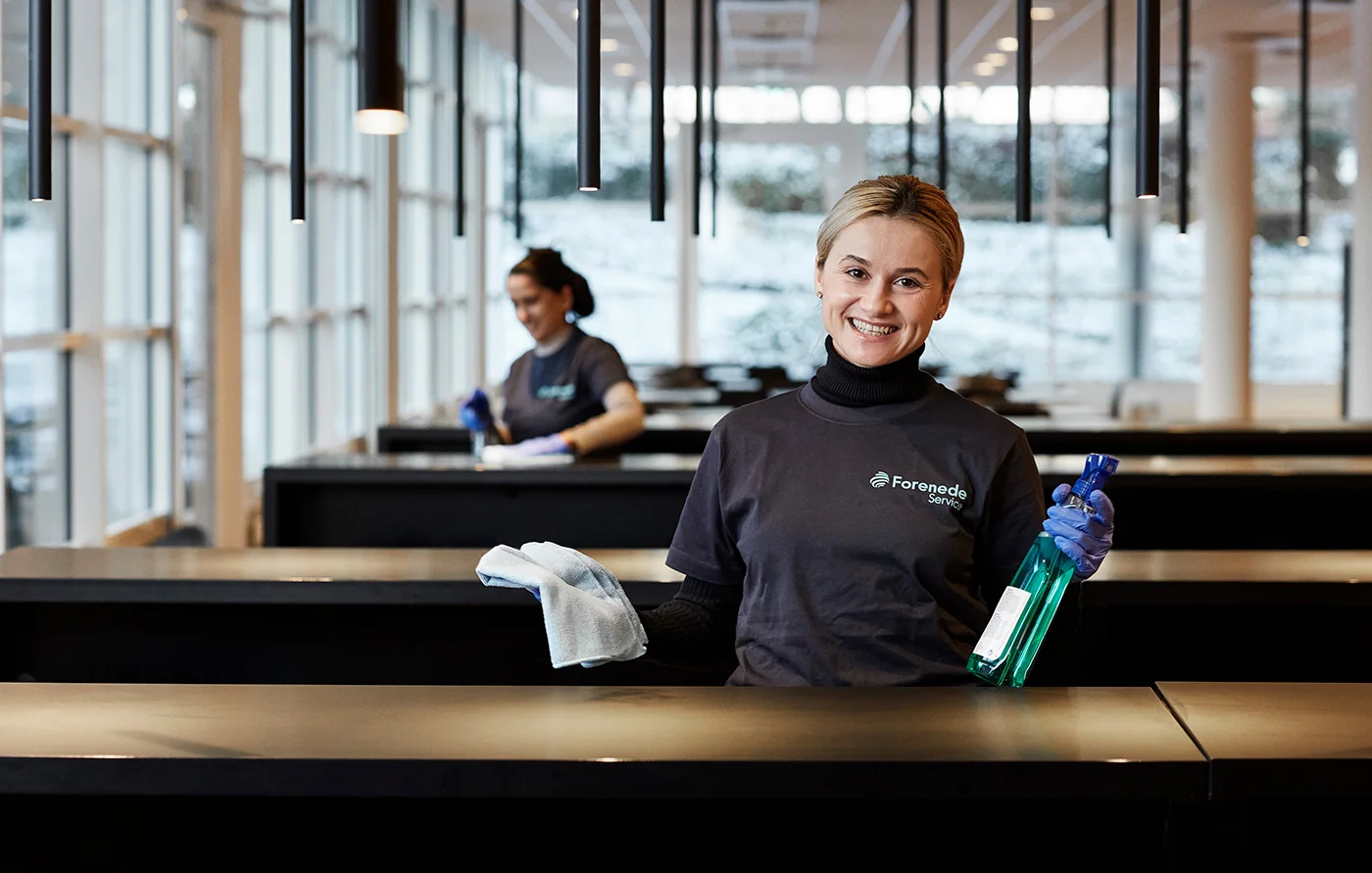 Medarbejdere fra Forenede Service i gang med rengøringen